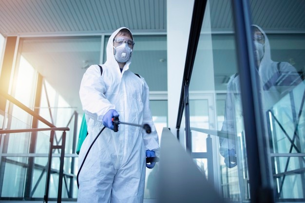persona-traje-blanco-proteccion-quimica-que-realiza-desinfeccion-en-empresa de control de plagas